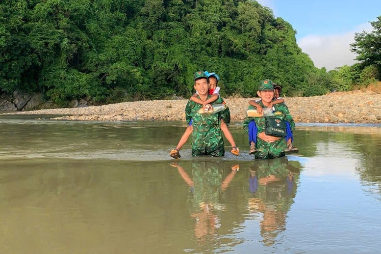 Lính biên phòng cõng các em nhỏ vượt suối đến trường trong Ngày khai giảng- Ảnh 5.