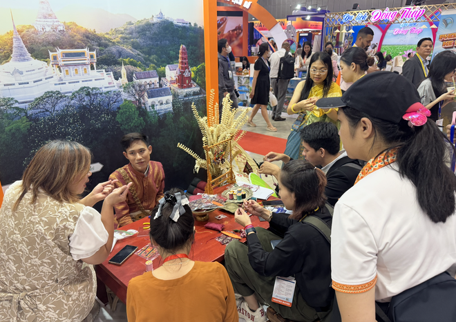 Trai đẹp Thái Lan hồi sinh vải thất truyền 400 năm gây 'sốt' hội chợ du lịch- Ảnh 7.