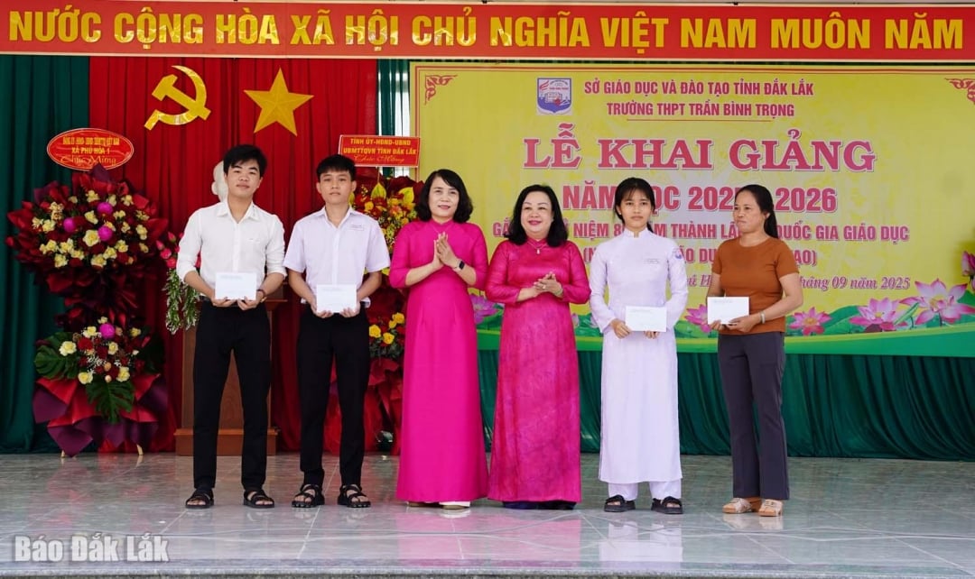 Đồng chí Cao Thị Hòa An, Phó Bí thư Thường trực Tỉnh ủy, Chủ tịch HĐND tỉnh; Võ Thị Minh Duyên, Phó Giám đốc Sở GD&ĐT tặng quà cho học sinh.