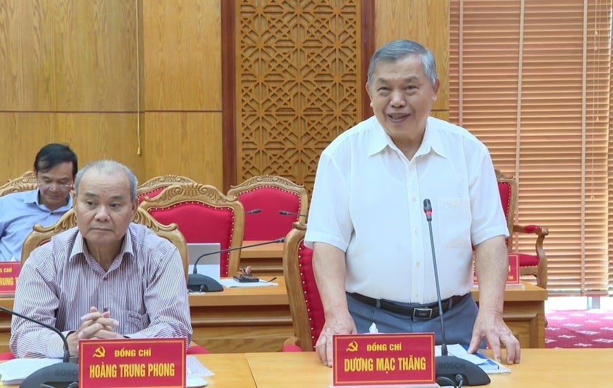 Đồng chí Dương Mạc Thăng, nguyên Ủy viên Trung ương Đảng, nguyên Bí thư Tỉnh ủy phát biểu tại hội nghị.