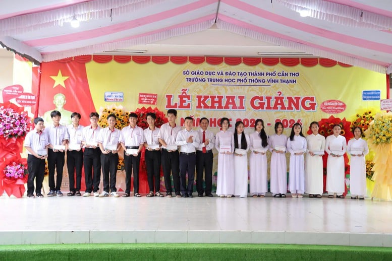 Không khí hân hoan khai giảng năm học mới lan tỏa khắp mọi miền Tổ quốc- Ảnh 9.