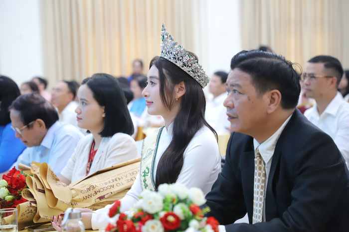 “Mong các sinh viên nữ mạnh mẽ, dám thách thức các định kiến giới để khẳng định mình”- Ảnh 1.