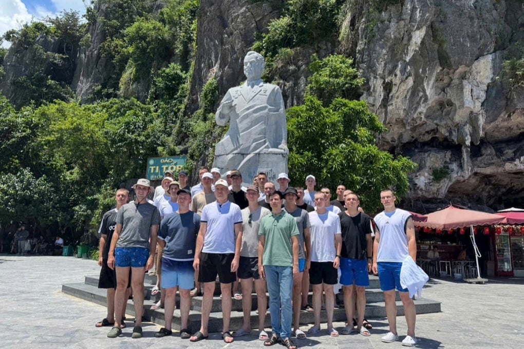 Đoàn quân nhân Nga ăn chả mực trên du thuyền, tắm biển ở Hạ Long - 3