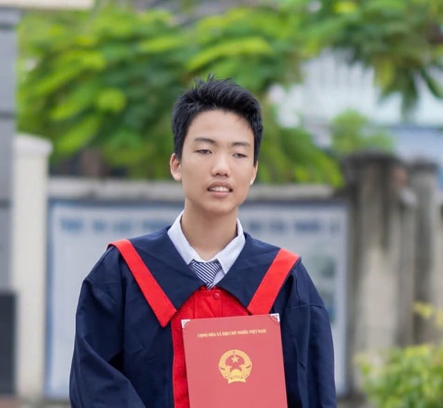 Các thủ khoa Trường ĐH Bách khoa TP.HCM cùng đạt điểm tuyệt đối môn toán - Ảnh 1.