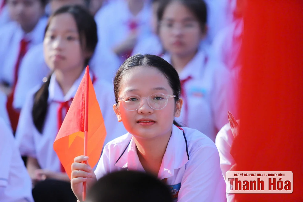 De secretaris van de provinciale partij Nguyen Doan Anh en de voorzitter van het provinciaal volkscomité Do Minh Tuan woonden de openingsceremonie van het schooljaar 2025-2026 op de Tran Mai Ninh middelbare school bij.