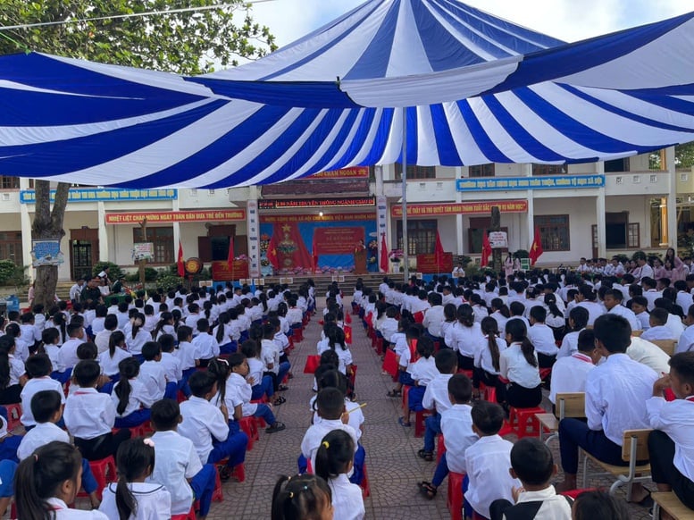 Lính biên phòng cõng các em nhỏ vượt suối đến trường trong Ngày khai giảng- Ảnh 8.