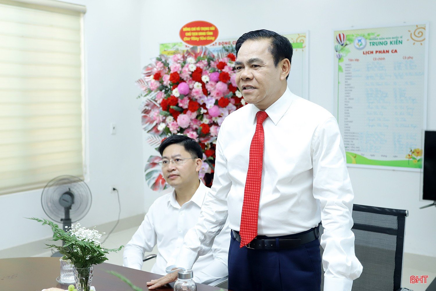 Chủ tịch UBND tỉnh Võ Trọng Hải mong muốn các trường tăng cường công tác quản lý và nâng cao chất lượng đội ngũ, tập trung giáo dục đạo đức, lối sống, kỹ năng sống cho học sinh.