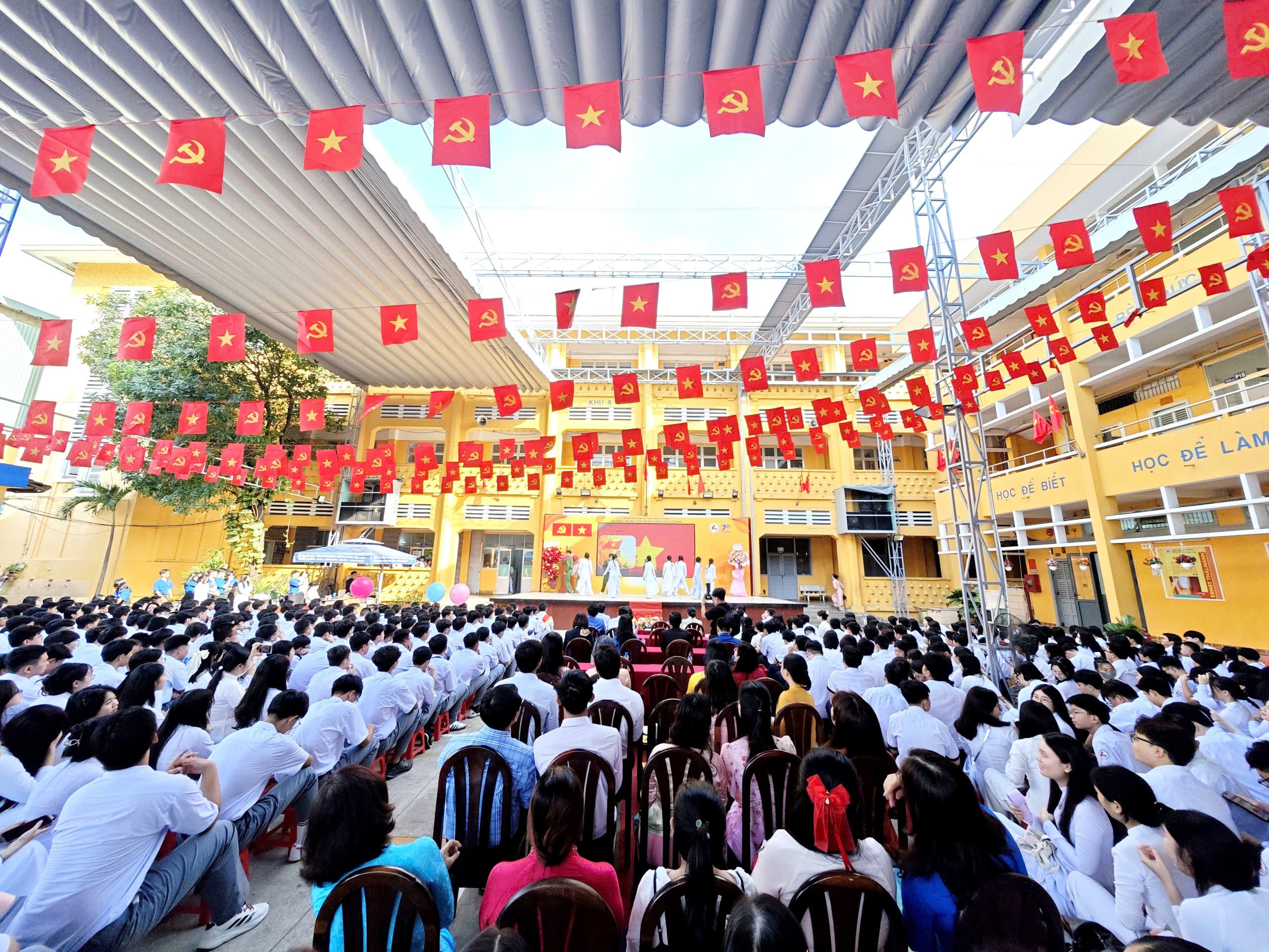 Những hình ảnh tuyệt đẹp ngày khai giảng ở siêu đô thị lớn nhất cả nước - Ảnh 18.