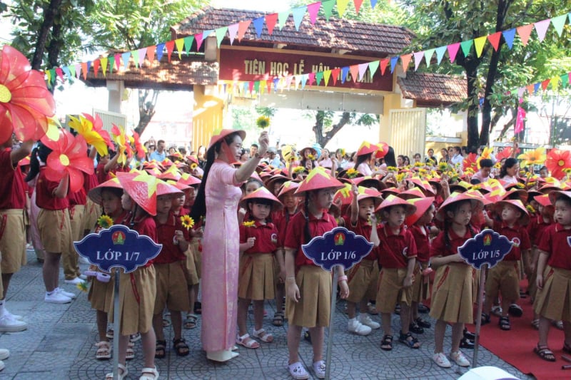 Học sinh ở TP Huế hân hoan vào năm học mới -0
