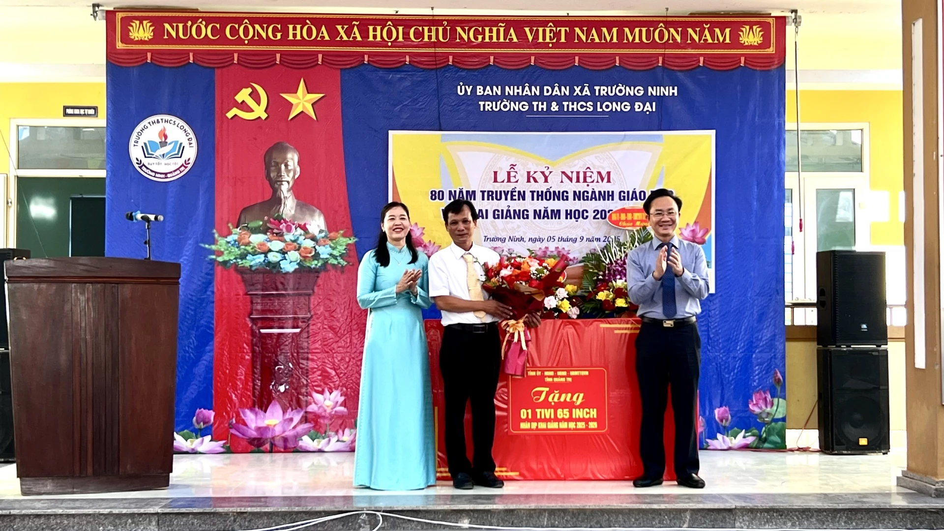 សមមិត្ត Hoang Xuan Tan - អនុប្រធានគណៈកម្មាធិការប្រជាជនខេត្ត ជូនអំណោយ និងផ្កា អបអរសាទរសាលាបឋមសិក្សា និងអនុវិទ្យាល័យ Long Dai។