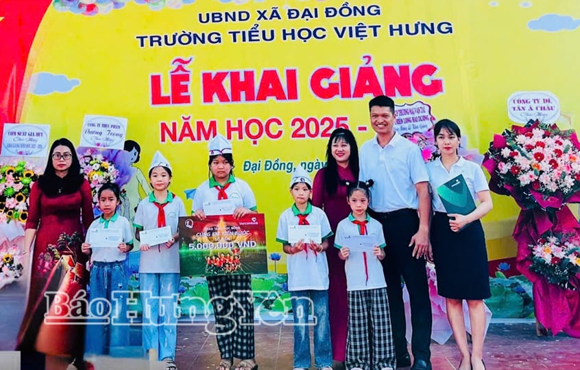 ធនាគារ Vietcombank Hung Yen បានផ្តល់អាហារូបករណ៍ចំនួន 5 ដល់សិស្សសាលាបឋមសិក្សា Viet Hung ។ រូបថត៖ ភួងមិញ
