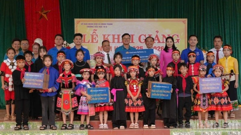 Vietnam Airlines trao tặng hệ thống thư viện và chăn ấm cho học sinh Trường Tiểu học 19-8, xã Minh Thanh, tỉnh Tuyên Quang.