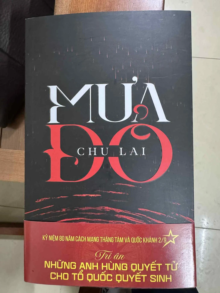 Tiểu thuyết ‘Mưa đỏ’ cháy hàng theo phim ‘Mưa đỏ’ - Ảnh 1.