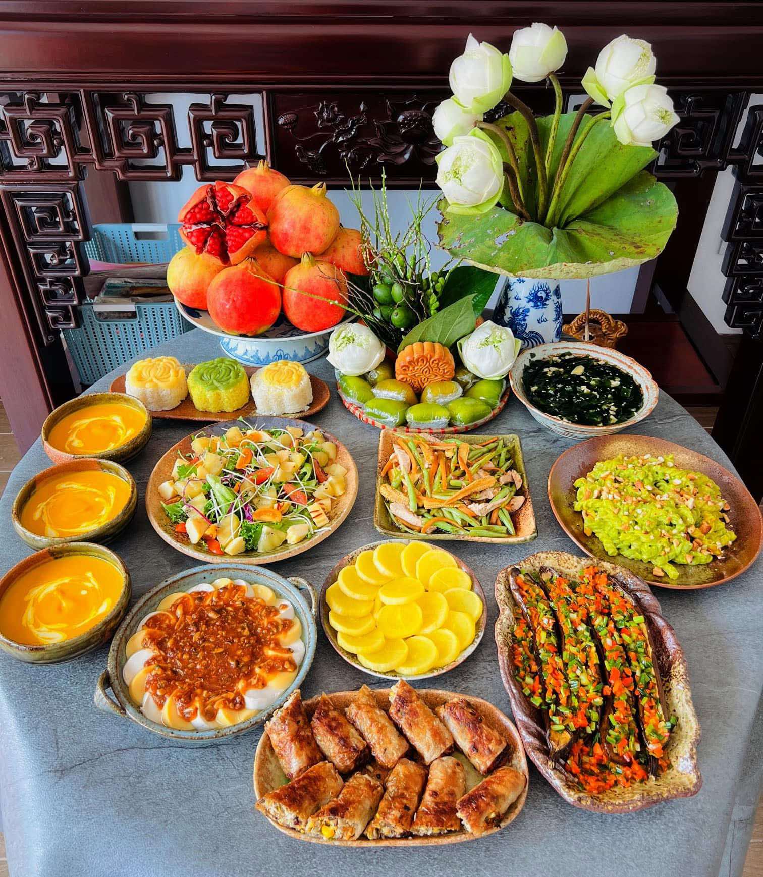 Mâm cúng Vu lan rằm tháng 7 âm lịch đẹp mắt: Chay thanh tịnh, mặn đủ đầy - Ảnh 2.