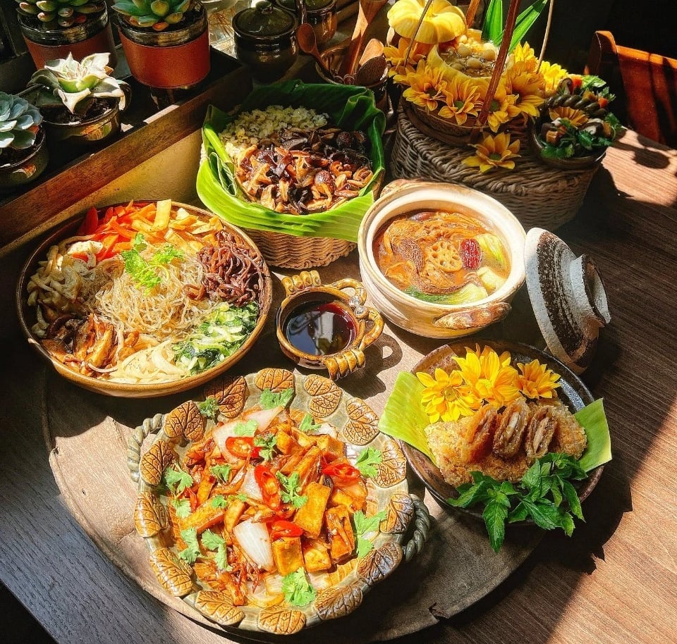 Mâm cúng Vu lan rằm tháng 7 âm lịch đẹp mắt: Chay thanh tịnh, mặn đủ đầy - Ảnh 3.
