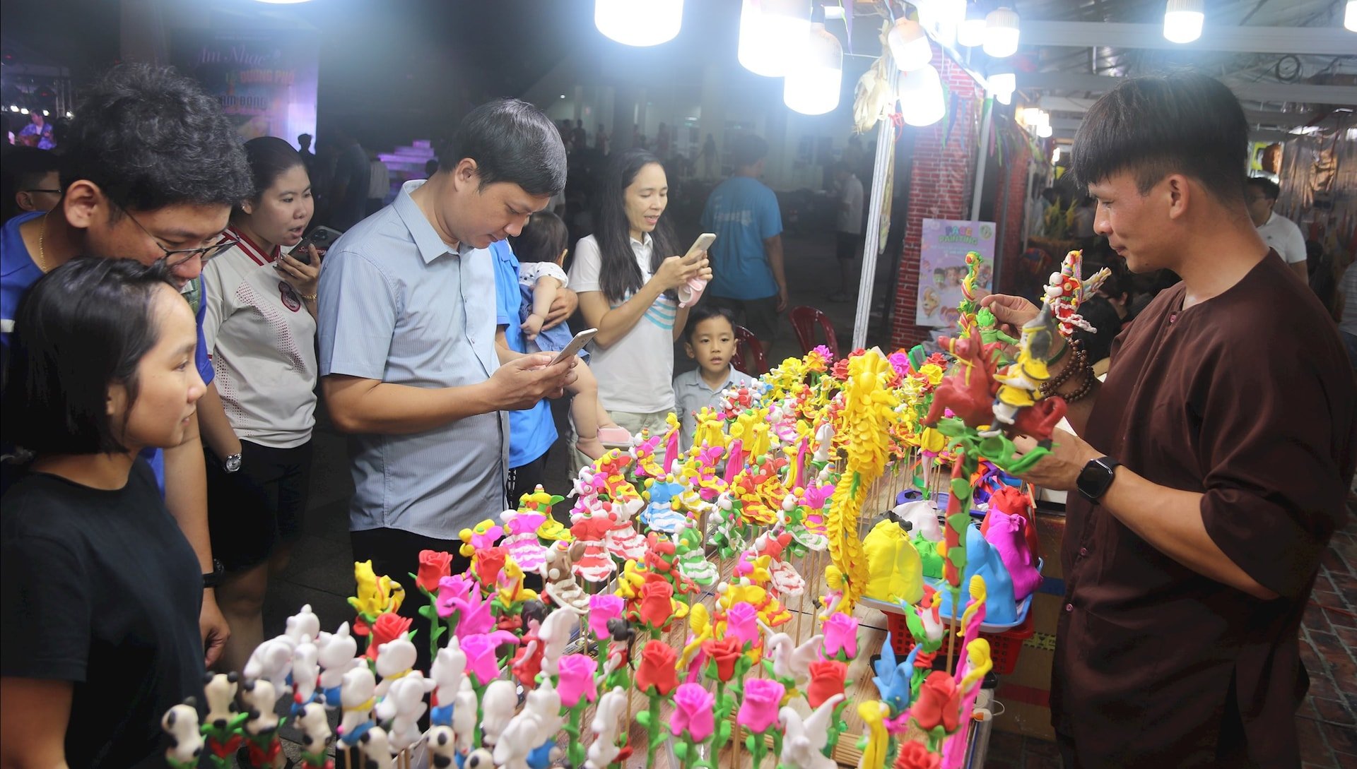 Người dân và du khách xem nặn tò he