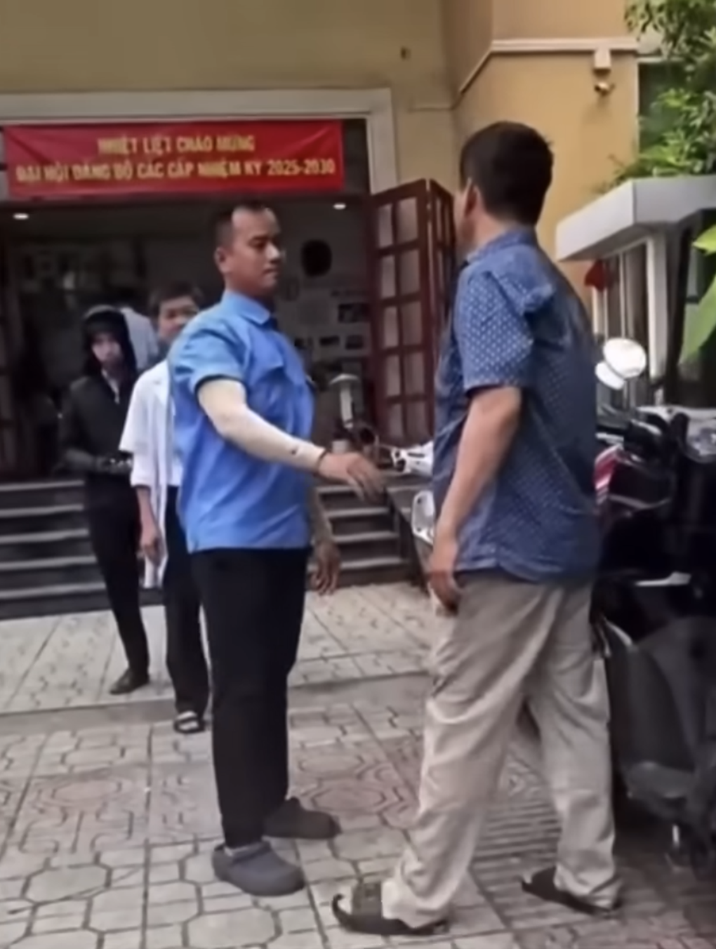 Điều dưỡng kể khoảnh khắc nạn nhân chạy vào trung tâm y tế vẫn bị đuổi đánh - 2
