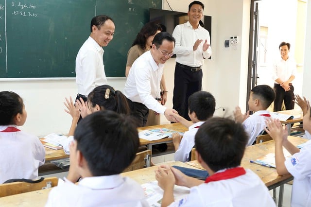Xã đảo duy nhất của Thủ đô muốn học sinh THPT không phải 'băng sông' đi học  - Ảnh 2.