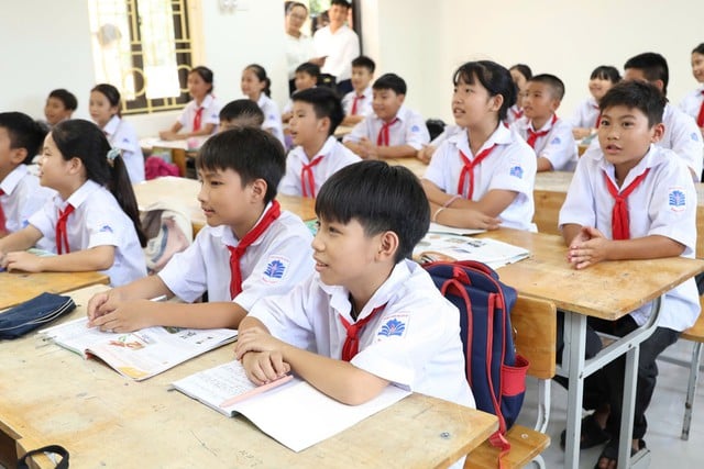 Xã đảo duy nhất của Thủ đô muốn học sinh THPT không phải 'băng sông' đi học  - Ảnh 1.