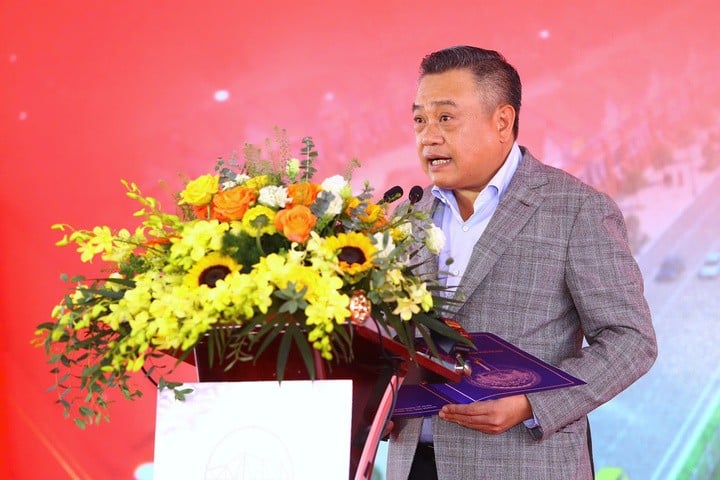 Chairman of Hanoi People's Committee Tran Sy Thanh spoke at the groundbreaking ceremony.
