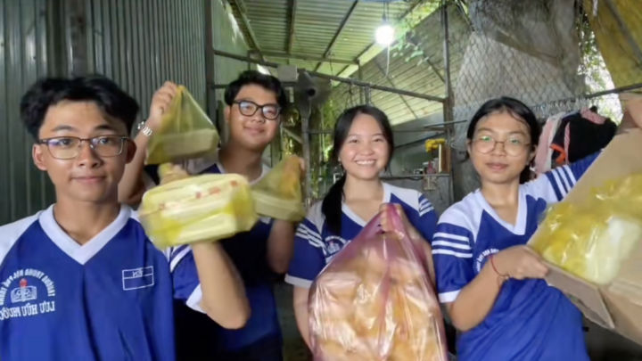 ពួកគេបានទិញគុយទាវ និងគ្រឿងផ្សំសម្រាប់ធ្វើម្ហូប។