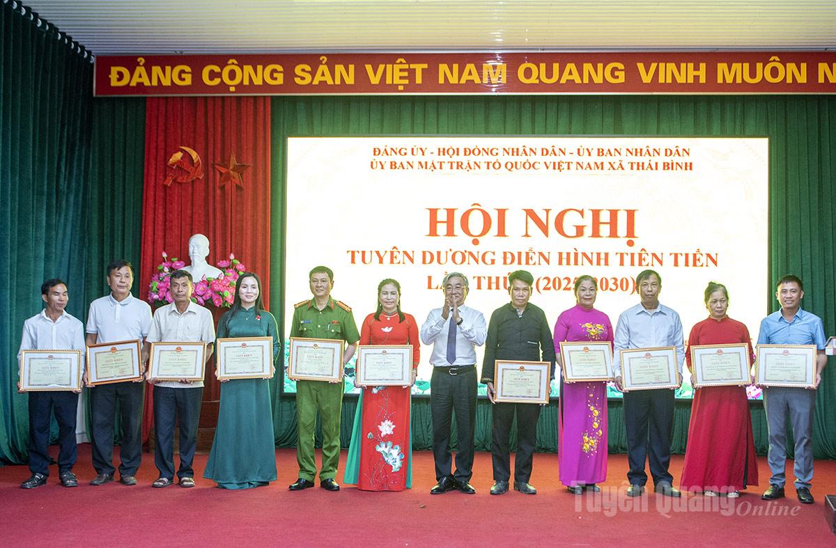 Đồng chí Nguyễn Ngọc Toàn, Bí thư Đảng ủy, Chủ tịch HĐND xã Thái Bình trao Giấy khen cho các tập thể điển hình tiên tiến trong phong trào thi đua yêu nước.
