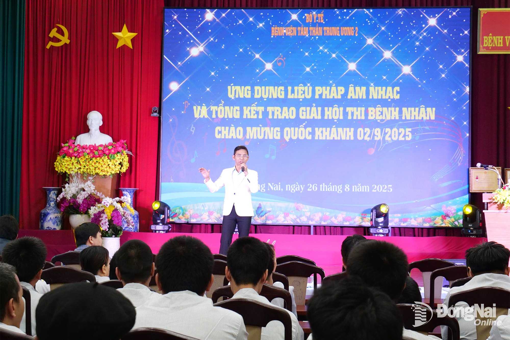 Ca sĩ Ngọc Khoa hát cho bệnh nhân tâm thần nghe. Ảnh: Hạnh Dung