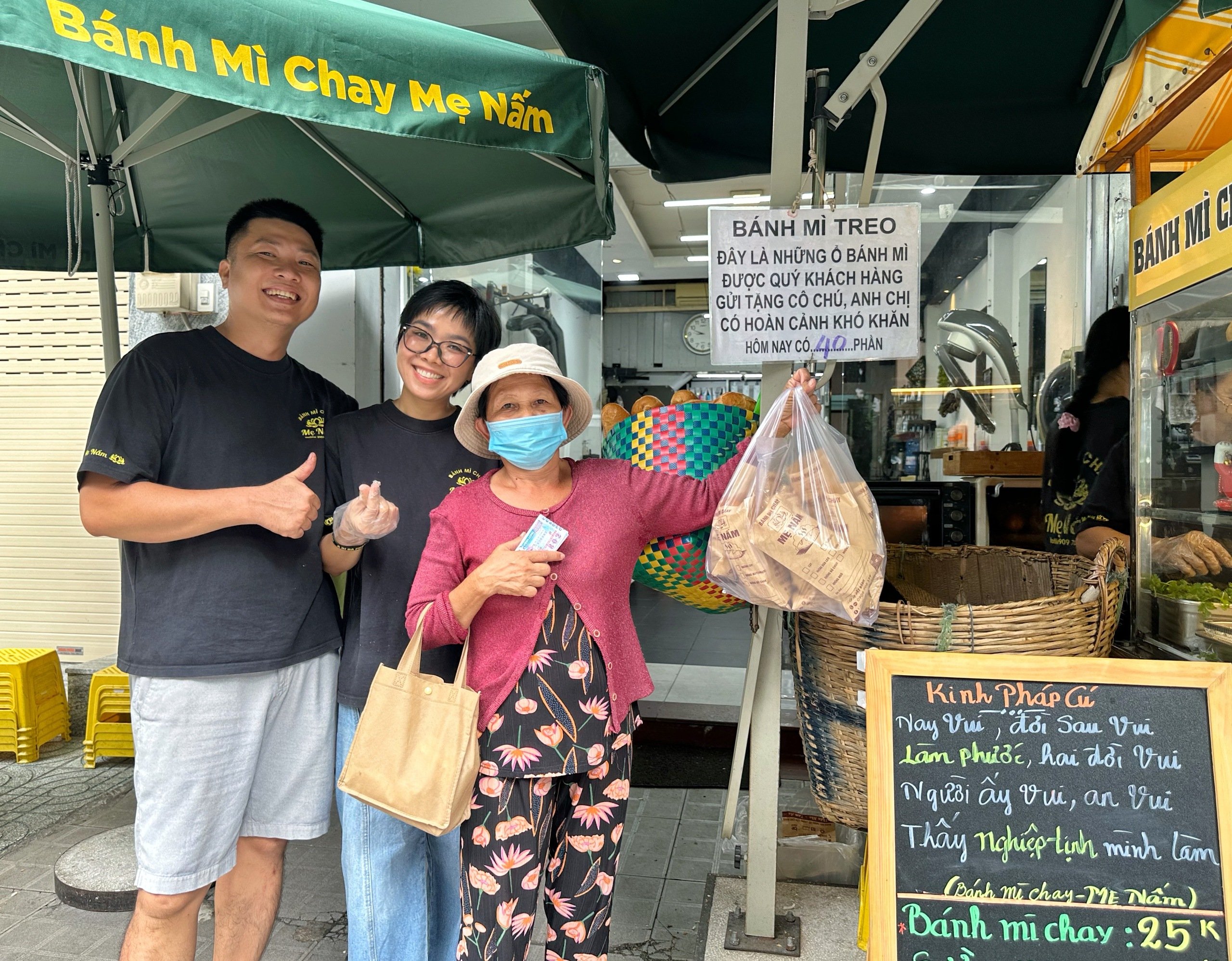 Rằm tháng 7 và 'bánh mì treo' nghĩa tình TP.HCM: Chị chủ xinh đẹp ăn chay trường - Ảnh 1.