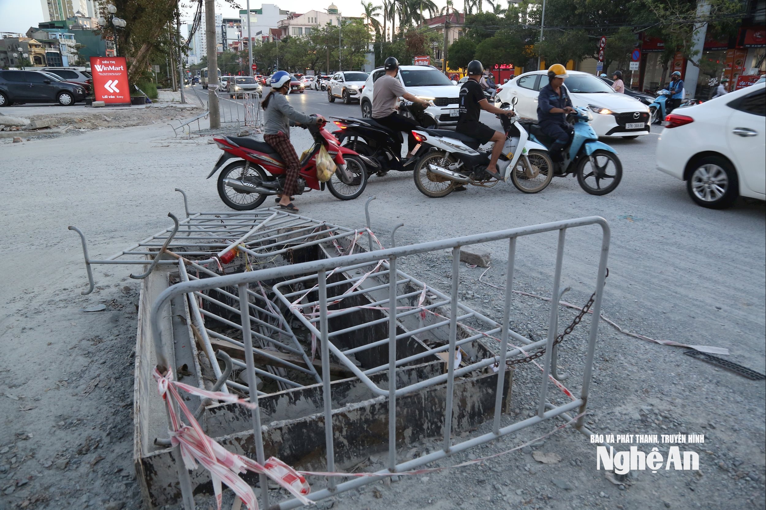 របាំង Manhole ត្រូវបានទុកចោលនៅកណ្តាលផ្លូវ ដែលបង្កគ្រោះថ្នាក់ដល់អ្នកប្រើប្រាស់ផ្លូវ។