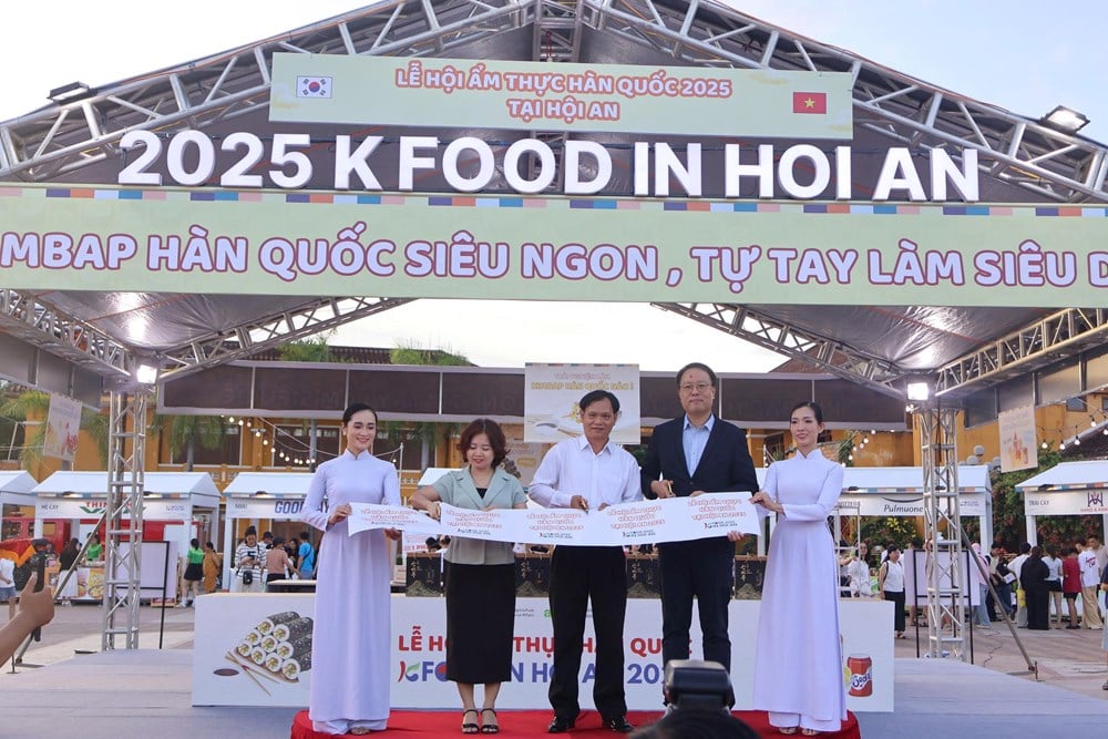 ភ្ញៀវទេសចរណ៍រីករាយនឹងម្ហូបកូរ៉េនៅ Hoi An - រូបថត ១