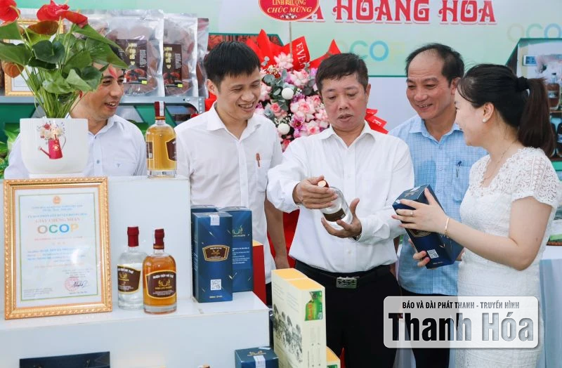 Pembukaan pameran untuk memperkenalkan produk pertanian dan makanan yang aman pada tahun 2025 di komune Hoang Hoa
