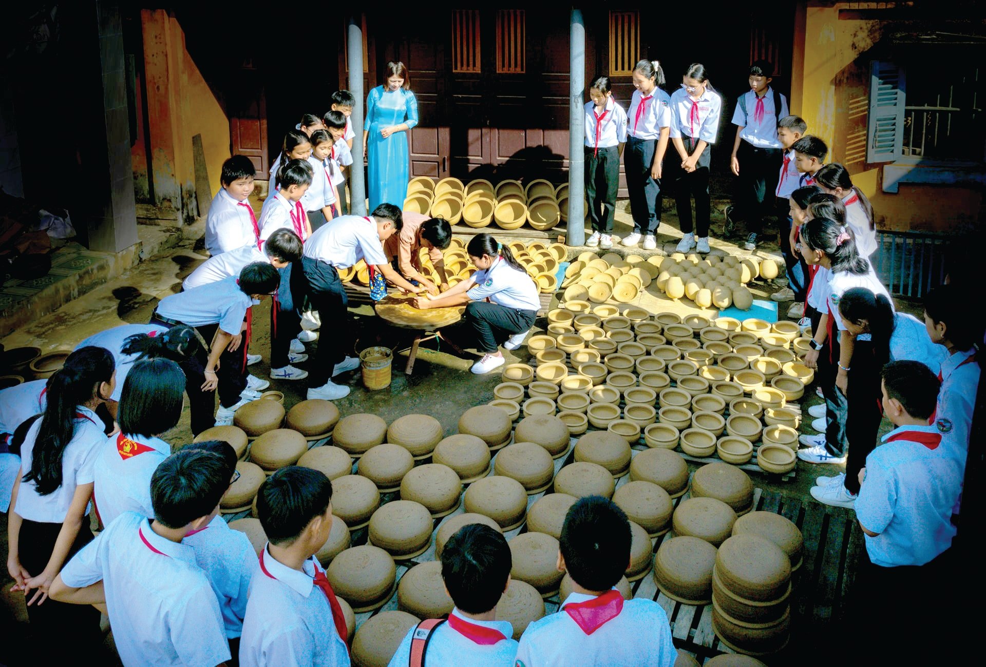 សិស្សានុសិស្សមកទស្សនា និងទទួលបទពិសោធន៍ពីភូមិសិប្បកម្មស្មូន Thanh Ha។ រូបថត៖ LE TRONG KHANG