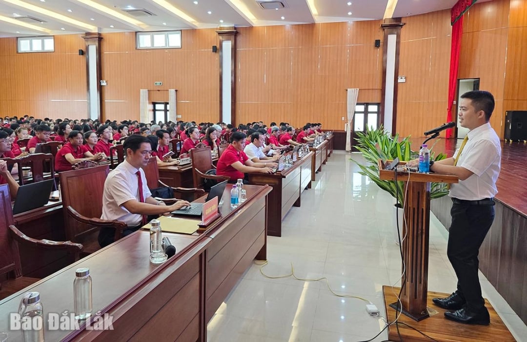 Dosen dari Universitas Perbankan Kota Ho Chi Minh memperkenalkan pengetahuan dasar tentang AI dan alat asisten virtual kepada staf Cabang Agribank Phu Yen.
