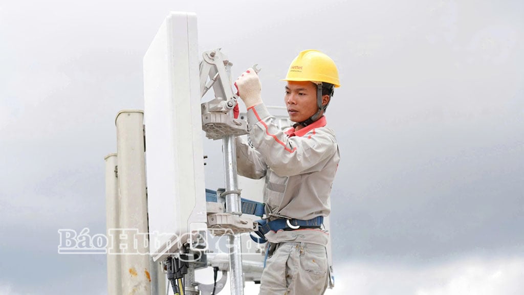 Nhân viên kỹ thuật của Viettel Hưng Yên lắp đặt các trạm phát sóng 5G tại Khu công nghiệp Phố Nối A.