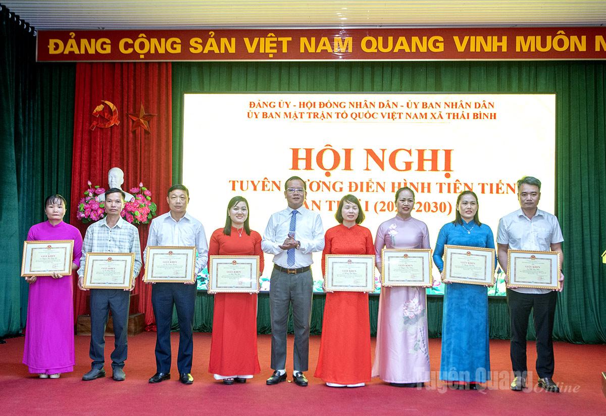 Đồng chí Lê Anh Sơn, Phó Bí thư Đảng ủy, Chủ tịch UBND xã Thái Bình trao Giấy khen cho các cá nhân điển hình tiên tiến trong phong trào thi đua yêu nước.