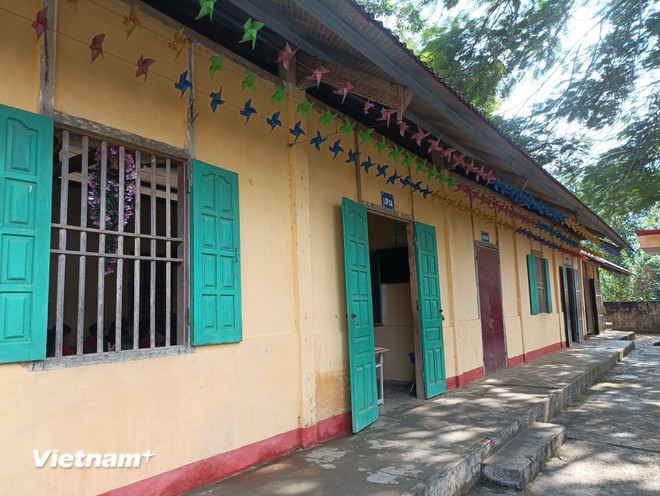 Dãy phòng học tạm của Trường Tiểu học Nghĩa Tâm, tỉnh Lào Cai. (Ảnh: Phạm Mai/Vietnam+)
