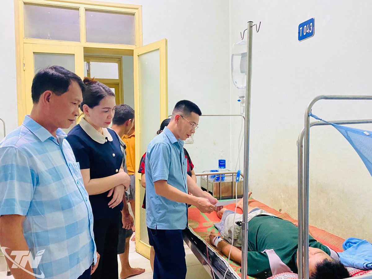 Lãnh đạo xã Bằng Thành đến thăm hỏi, động viên và hỗ trợ ban đầu cho những người bị thương.