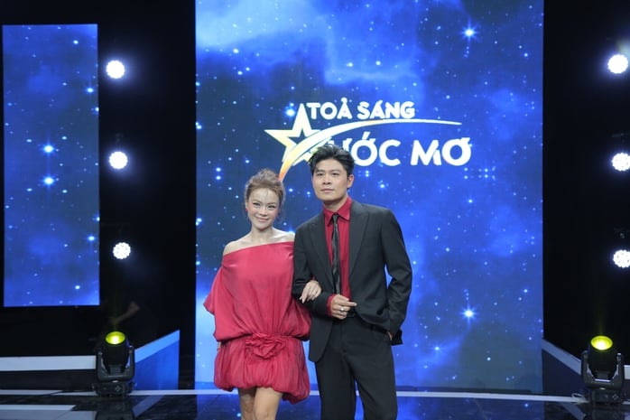 Nhạc sĩ Nguyễn Văn Chung ngồi 