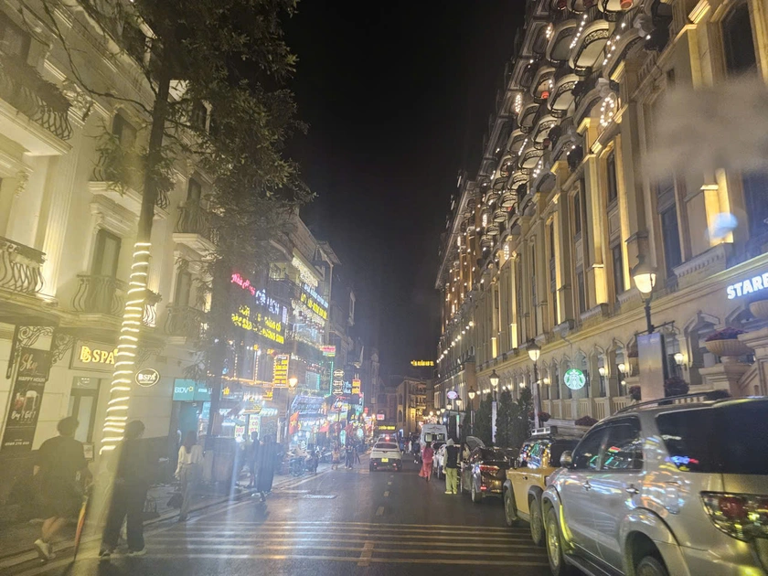 Mỗi buổi tối, phố xá chìm trong sương mù.
