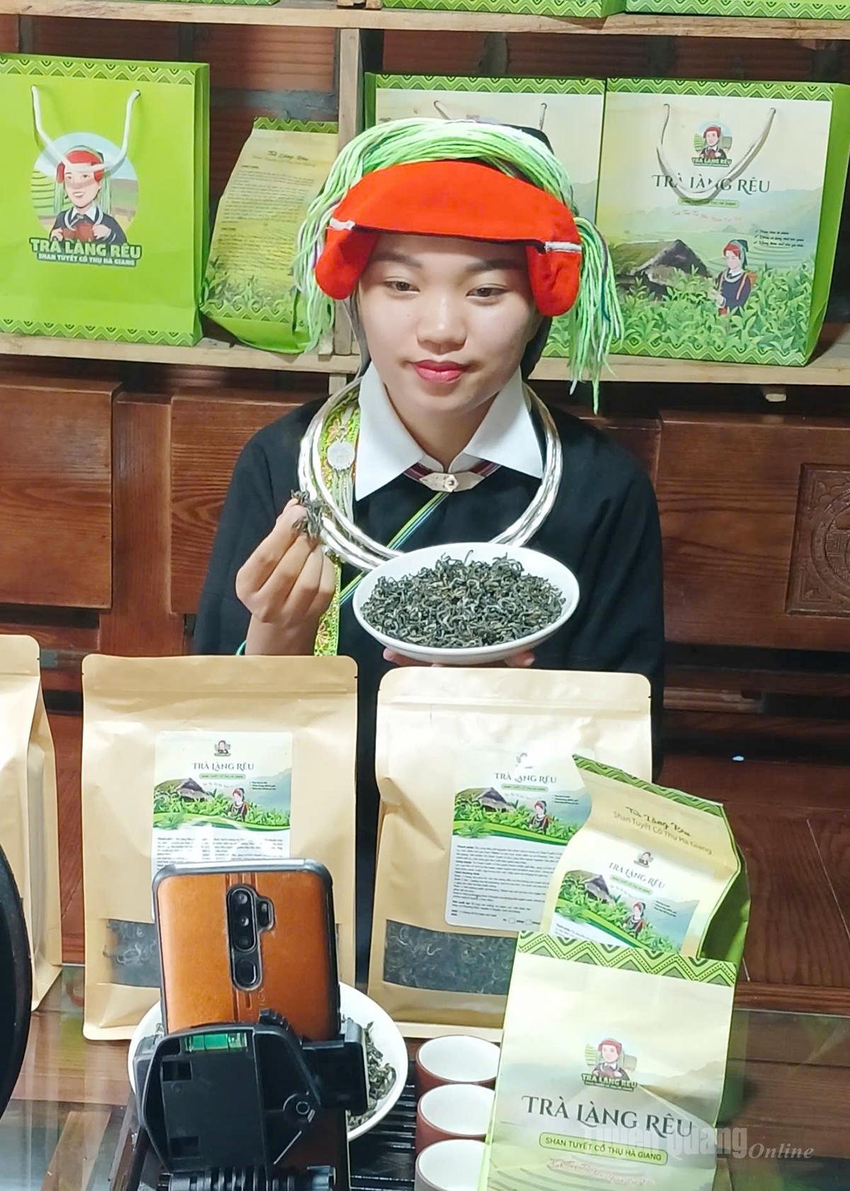 
Chị Bàn Thị Hom, thôn Nà Màu, xã Thanh Thủy giới thiệu đặc sản chè Shan tuyết cổ thụ trên kênh TikTok.
