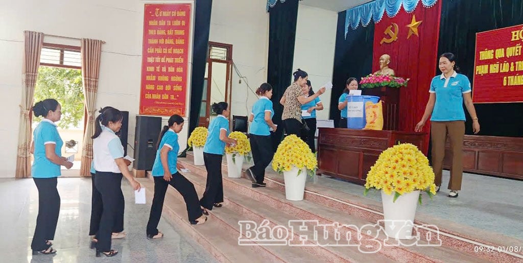 មន្ត្រី​និង​សមាជិក​សហជីព​ស្ត្រី​ឃុំ Pham Ngu Lao បាន​បរិច្ចាគ និង​គាំទ្រ​ការ​សាងសង់​គំរូ។