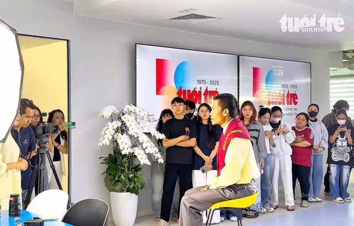 Học kỹ năng phỏng vấn, sinh viên 'vỡ òa' khi được giao lưu cùng đoàn làm phim Mưa đỏ - Ảnh 1.