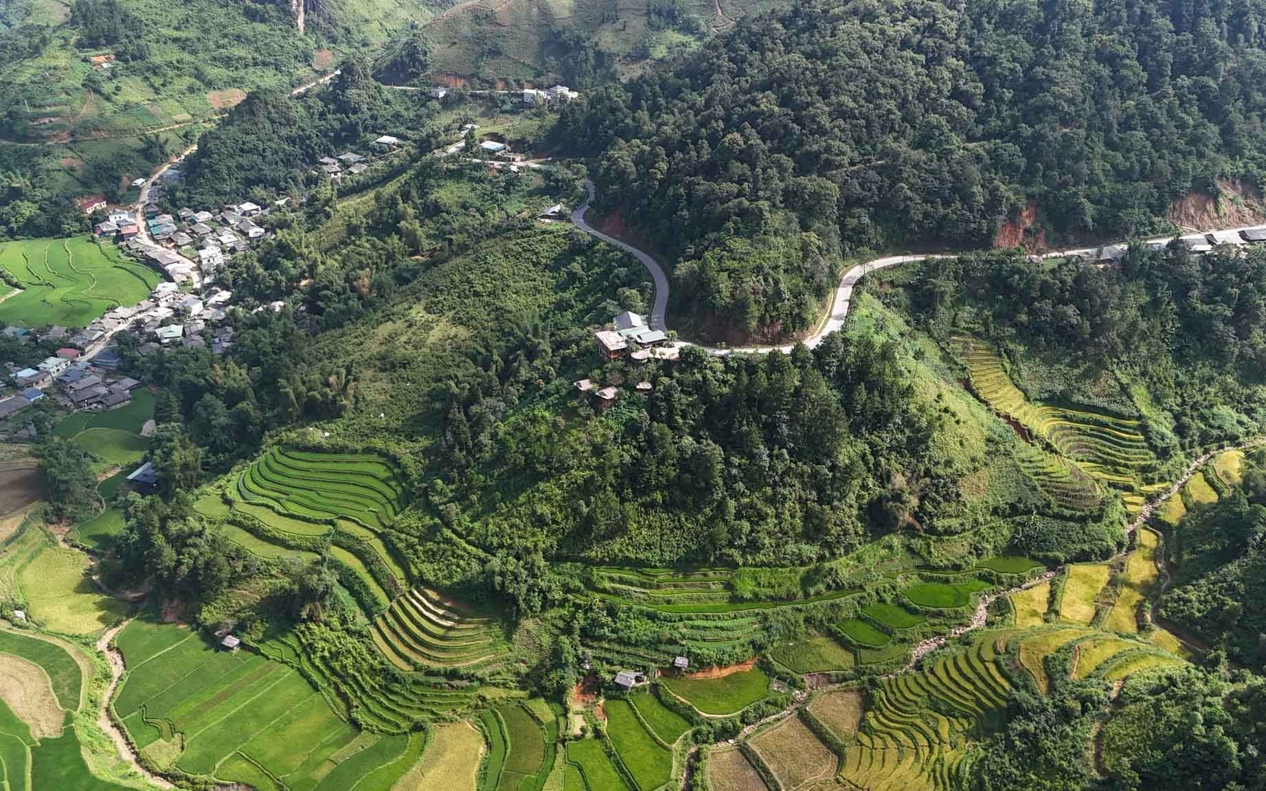 Nằm trong “tứ đại đỉnh đèo” của vùng Tây Bắc, Khau Phạ nổi tiếng không chỉ bởi sự hiểm trở mà còn bởi vẻ đẹp hùng vĩ.