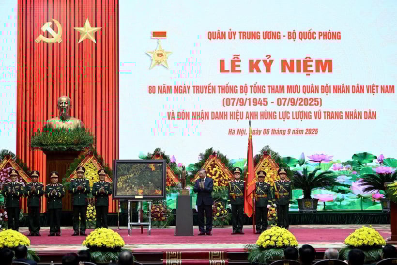 Generalsekretär To Lam überreicht dem Generalstab der Vietnamesischen Volksarmee den Titel „Held der Volksarmee“. (Foto: DUY LINH)