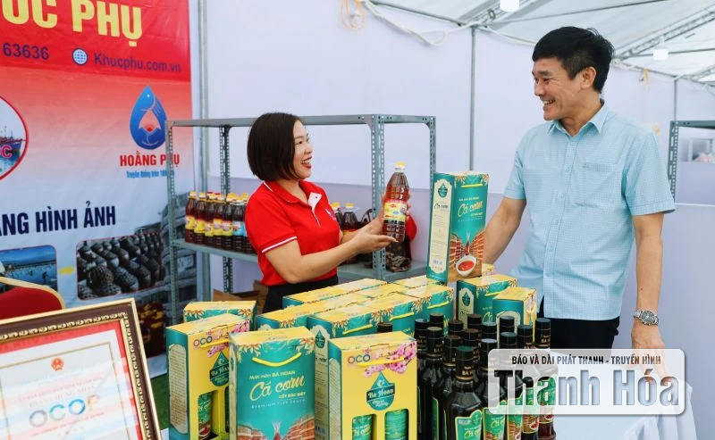 Pembukaan pameran untuk memperkenalkan produk pertanian dan makanan yang aman pada tahun 2025 di komune Hoang Hoa
