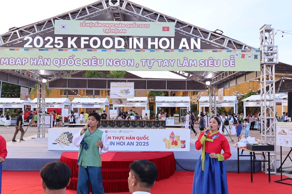ភ្ញៀវទេសចរណ៍រីករាយនឹងម្ហូបកូរ៉េនៅ Hoi An - រូបថត ៧