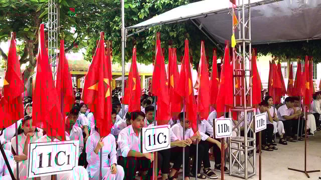 Trao học bổng, xe đạp cho học sinh xã biên giới Quảng Ngãi trong ngày khai giảng - Ảnh 5.