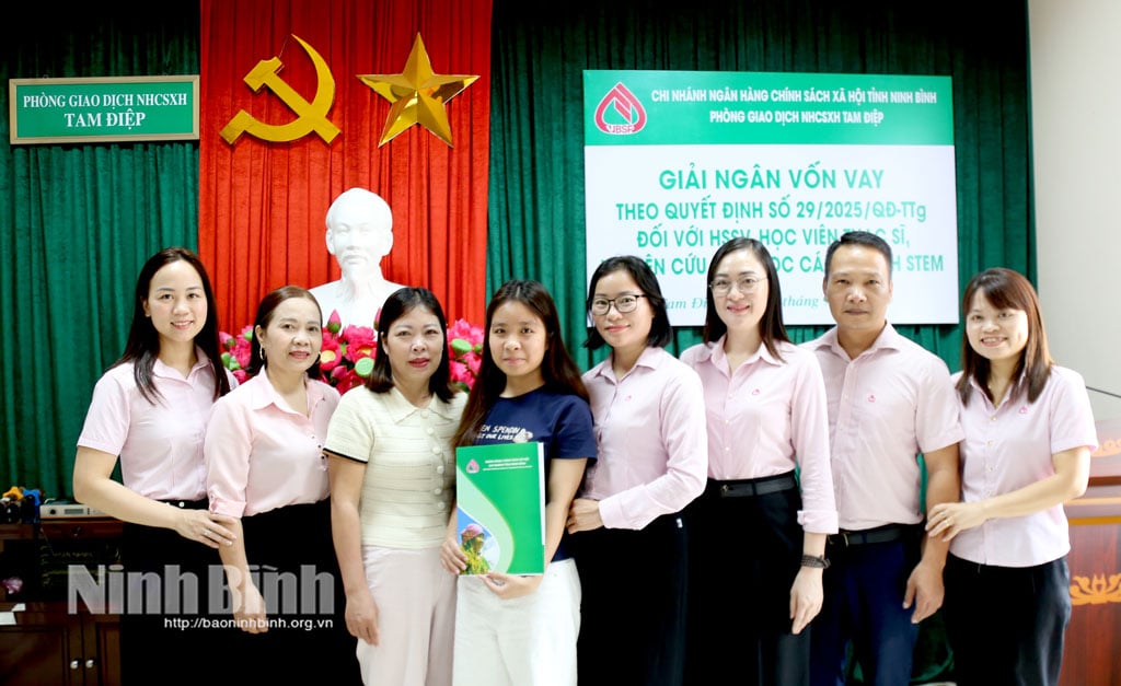និស្សិត Ngo Quynh Mai ទទួលបានកិច្ចសន្យាឥណទានកម្ចីនៅការិយាល័យប្រតិបត្តិការរបស់ធនាគារគោលនយោបាយសង្គម Tam Diep ខេត្ត Ninh Binh។