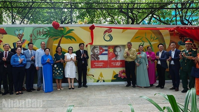 គណៈប្រតិភូថតរូបអនុស្សាវរីយ៍នៅជាប់នឹងផ្ទាំងគំនូរក្នុងពិធីសម្ពោធ។ (រូបថត៖ LINH BAO)។