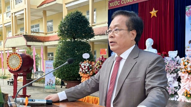 Trao học bổng, xe đạp cho học sinh xã biên giới Quảng Ngãi trong ngày khai giảng - Ảnh 3.